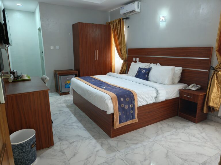 Royal Room (12)
